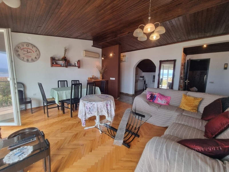 Fastighetens möblerade vardagsrum.