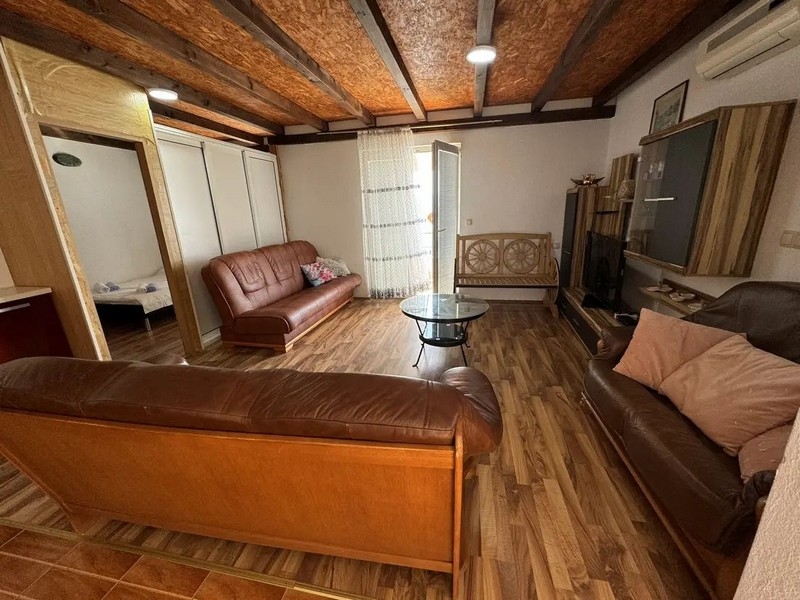 Möblerat vardagsrum av fastighet A3470.