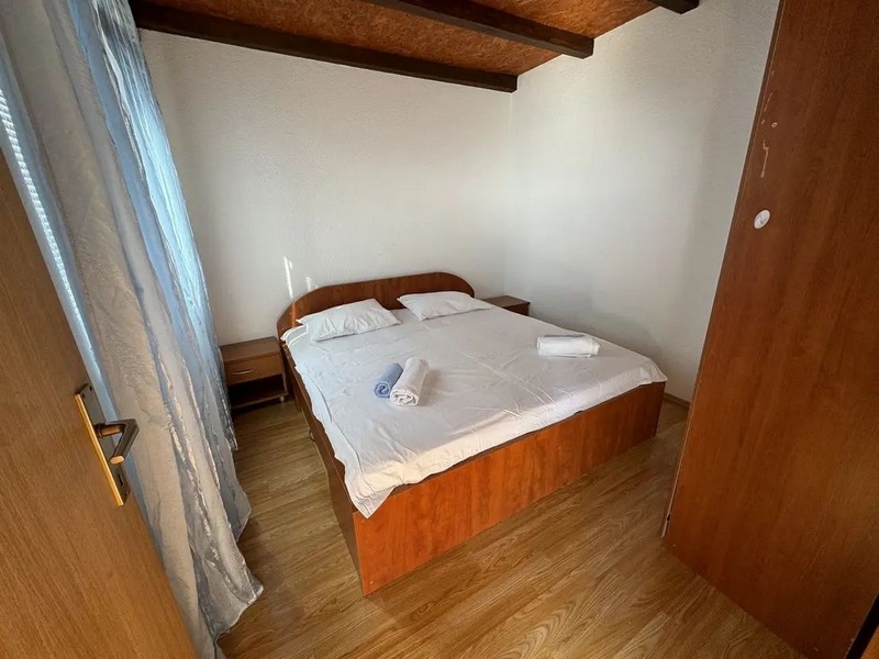 Sovrum med dubbelsäng.