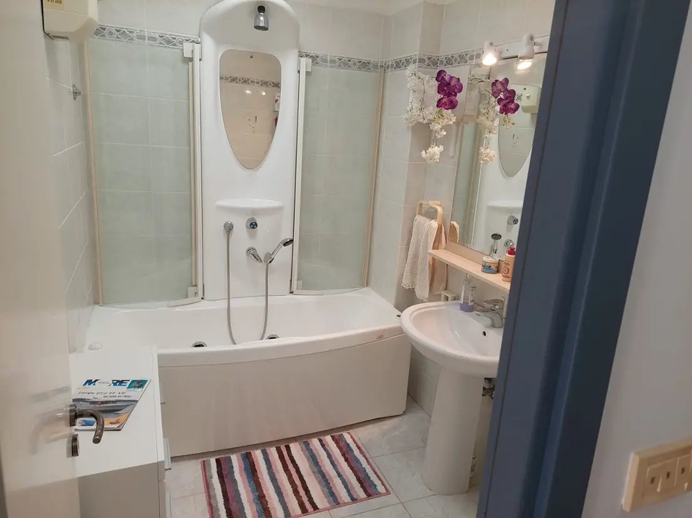 Badrum med modernt badkar och dusch