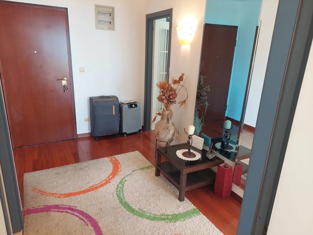 Entré med matta, dekoration och resväska