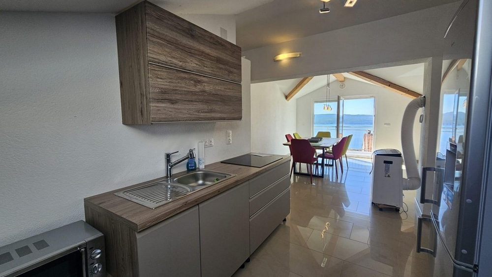 Högkvalitativt kök i lägenhet A3474 i Kroatien.