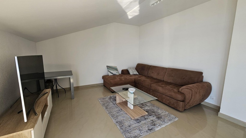 Bekväm tv-hörna med soffa.