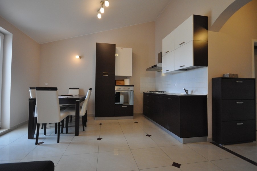 Utsikt över matsalen och det funktionella köket i vindslägenheten A3478 nära Porec.