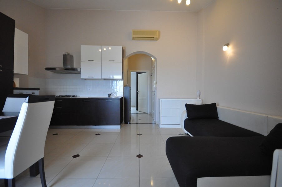 Öppen planlösning kök och vardagsrum.