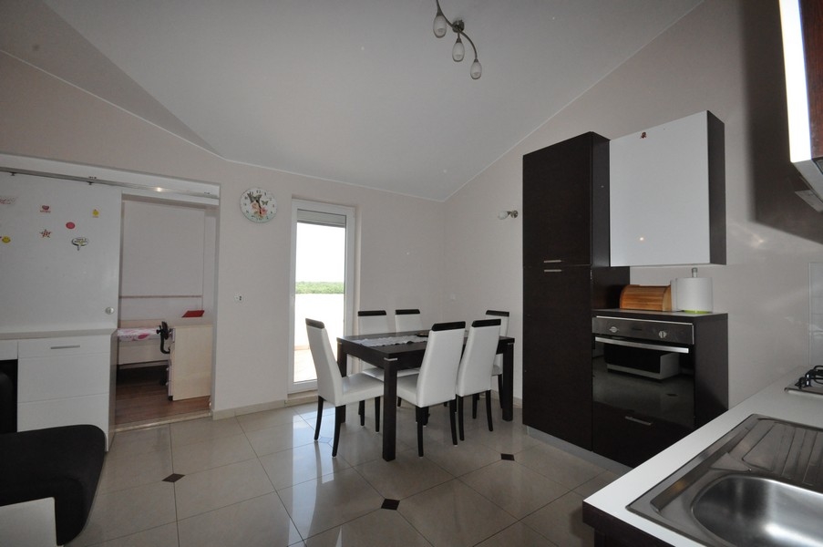 Matplats med bord och vita stolar