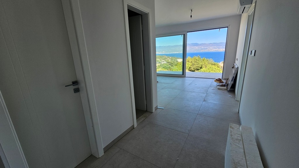 Hall med utsikt över vardagsrummet och havet, lägenhet A3479 på ön Krk