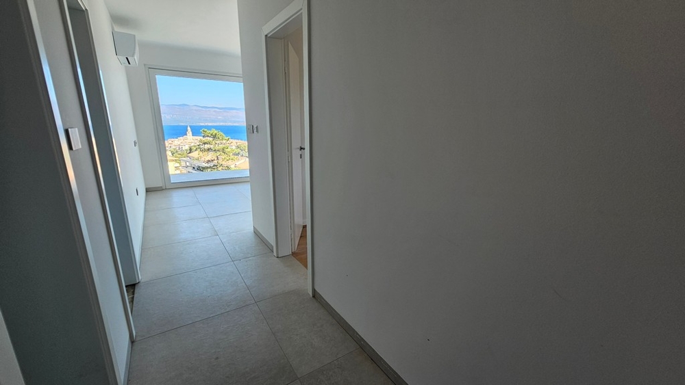 Hall med utsikt över vardagsrummet och havet, lägenhet A3480 i Vrbnik