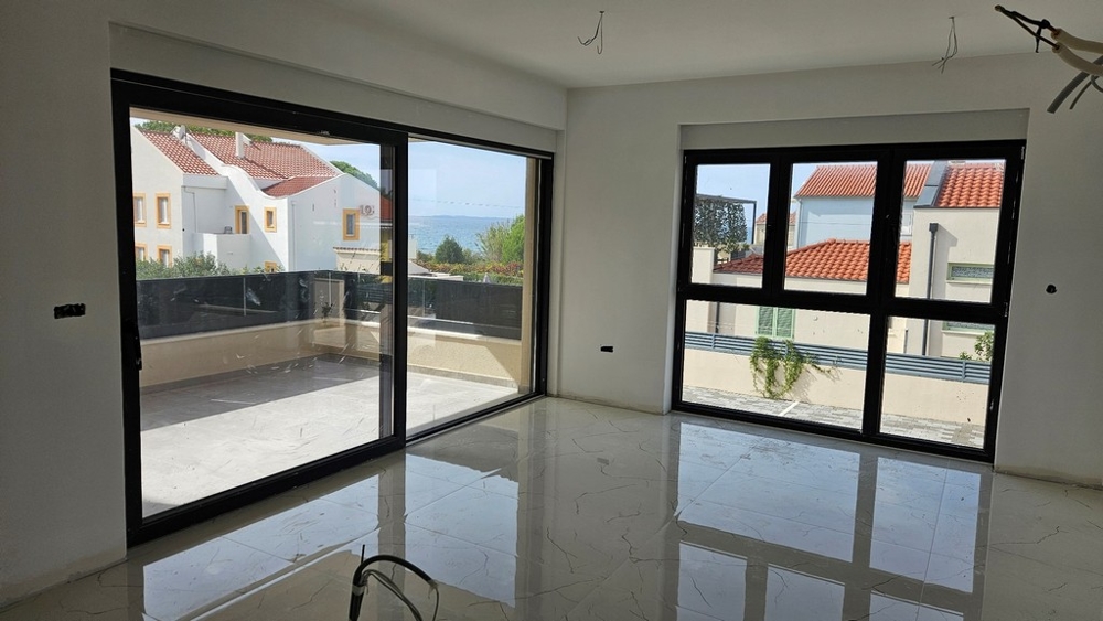 Utsikt från vardagsrummet till terrassen.