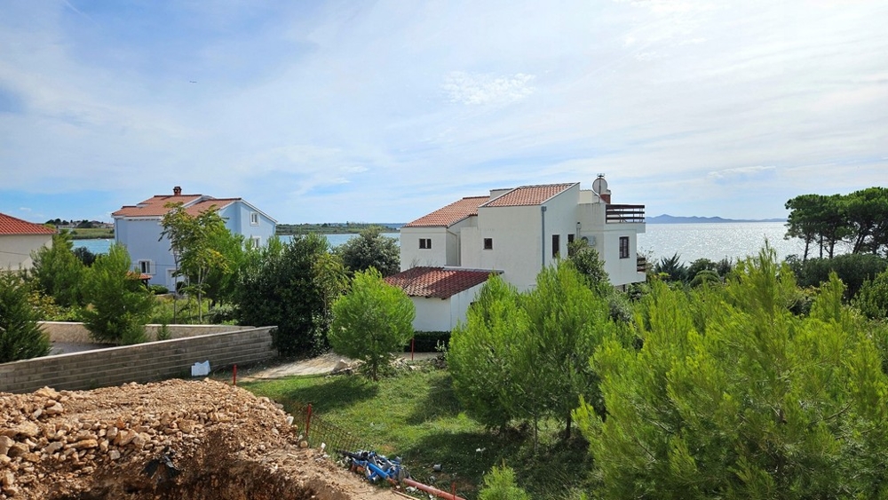 Havsutsikt från trädgården till lägenhet A3489 i Privlaka nära Zadar.