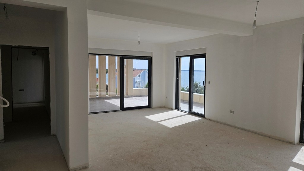 Vardagsrum med utsikt över havet.