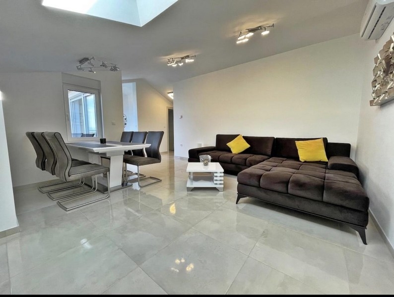 Ljust vardagsrum och matbord i fastighet A3494.