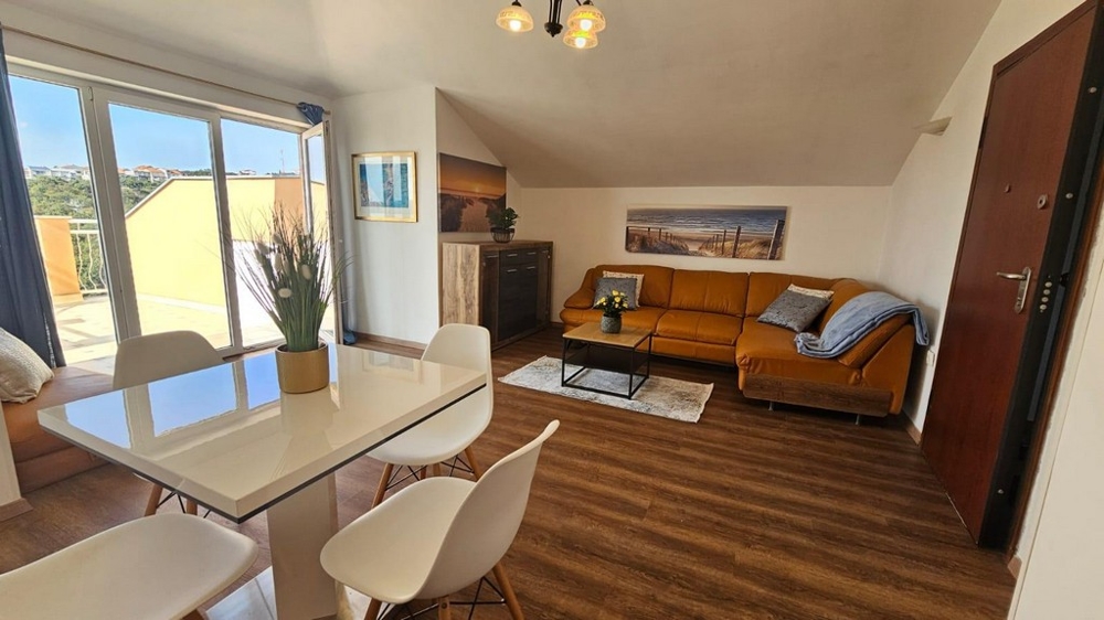 Mysigt vardagsrum med brun soffa