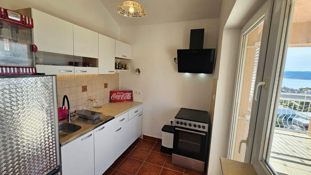 Kök och utsikt över terrassen.