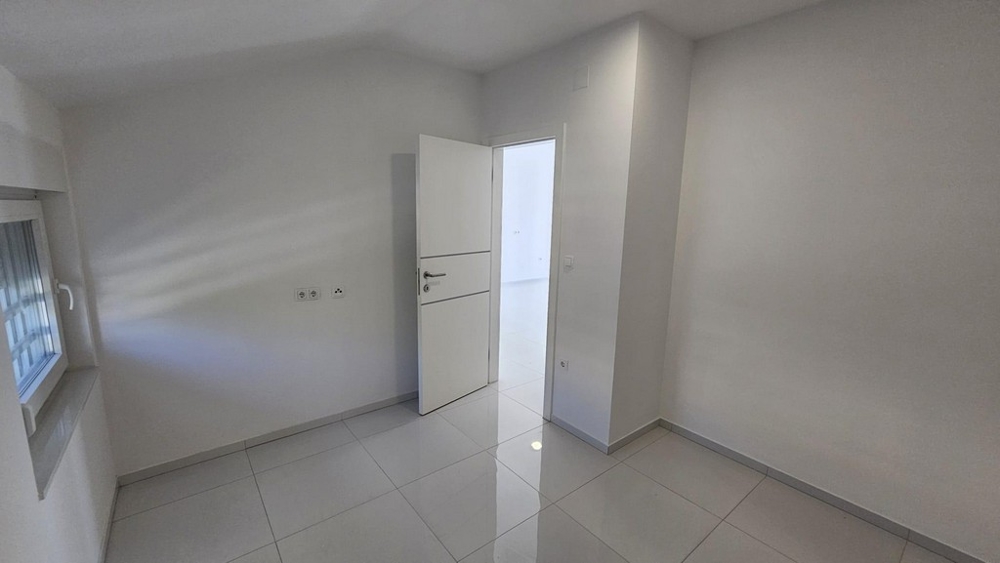 Litet rum med vit dörr