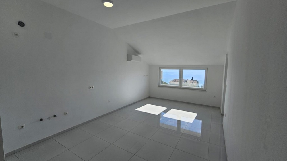 Tomt rum med stort fönster