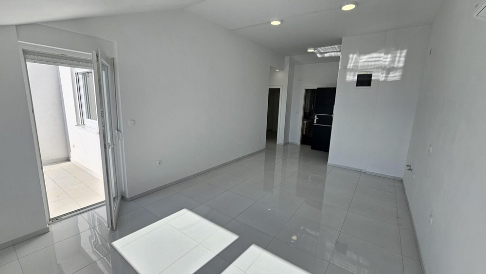 Rum med utsikt över balkongen och entrén