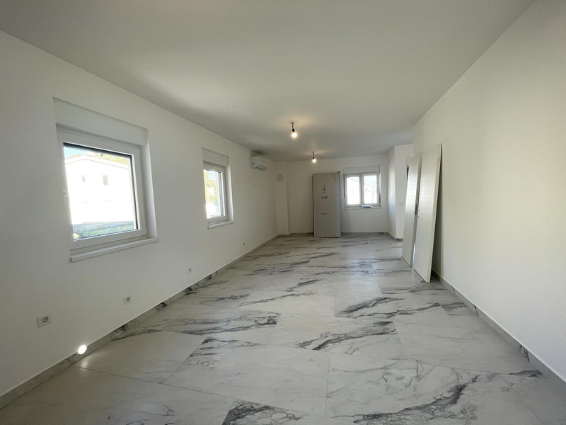 Ljust vardagsrum med marmorgolv