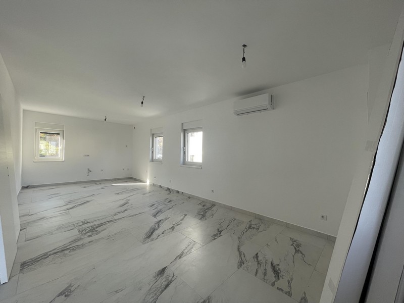 Sovrum med två fönster