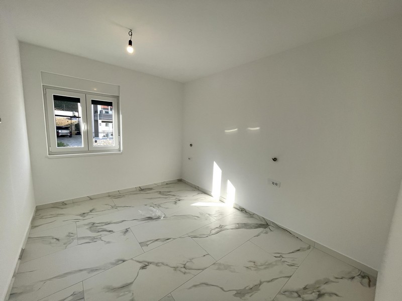 Andra sovrummet med marmorgolv