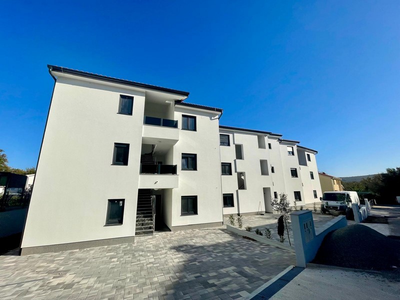 Entré och parkeringsplatser till fastighet A3504 i Kroatien.