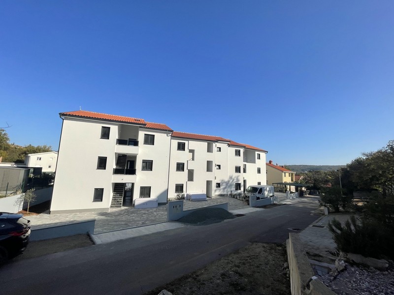 Exteriör vy av den nya byggnaden med flera lägenheter