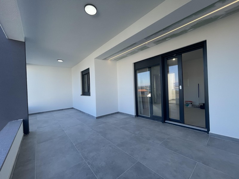 Stor altan med klinkergolv och belysning