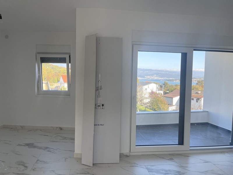 Vardagsrum med utsikt över terrassen och havet