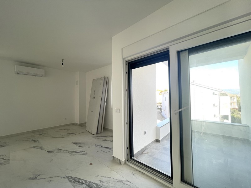 Öppet vardagsrum med stort fönsterfront