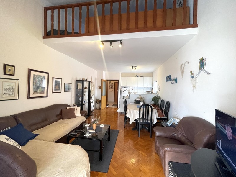 Vardagsrum med galleri och matplats