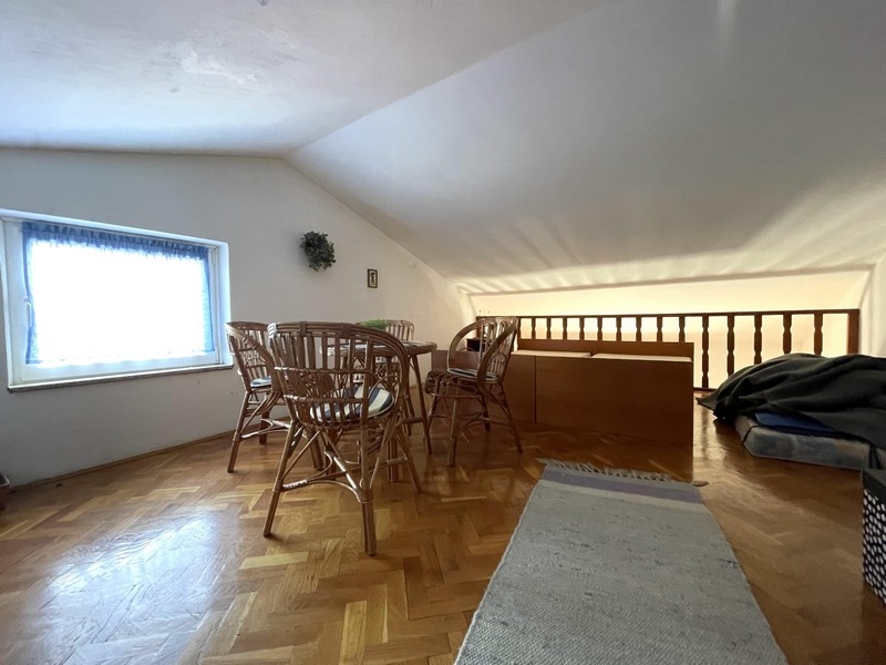 Galleri med sittgrupp och bord