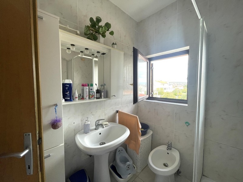 Badrum med fönster och handfat