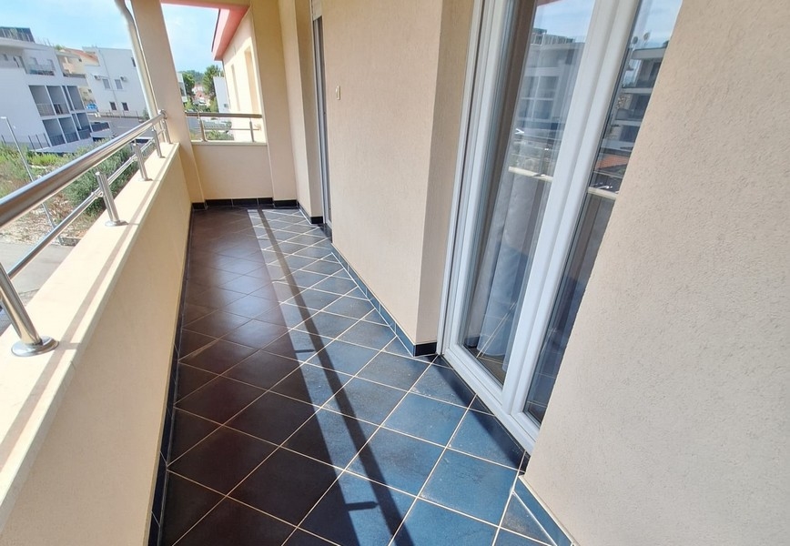 Balkong med klinker och räcken