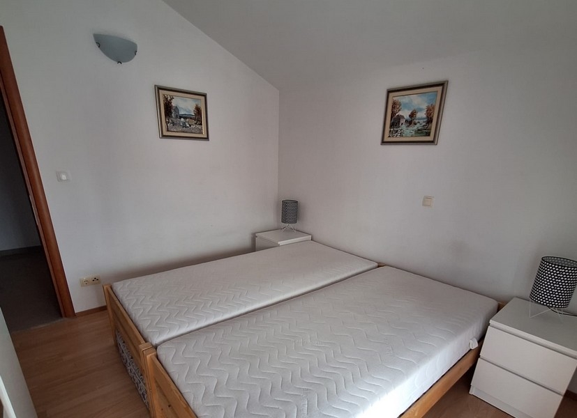 Sovrum med två enkelsängar och sängbord