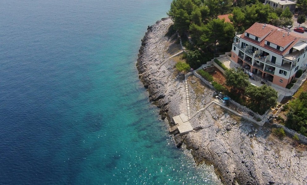 Köp en lägenhet i första raden till havet i Kroatien.