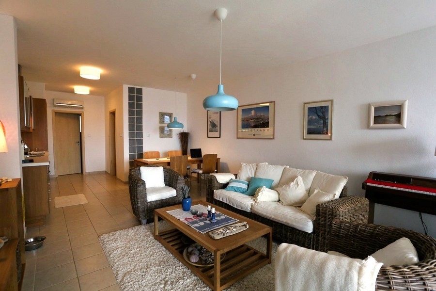 Vardagsrum av fastighet A3509 vid havet i Kroatien.