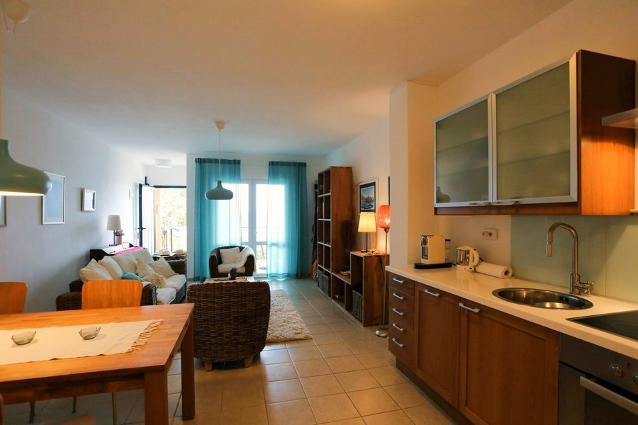 Kök och vardagsrum.