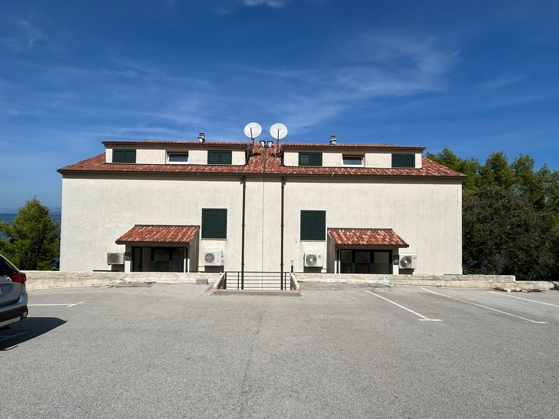 Bakre och parkeringsplatser av fastighet A3509.