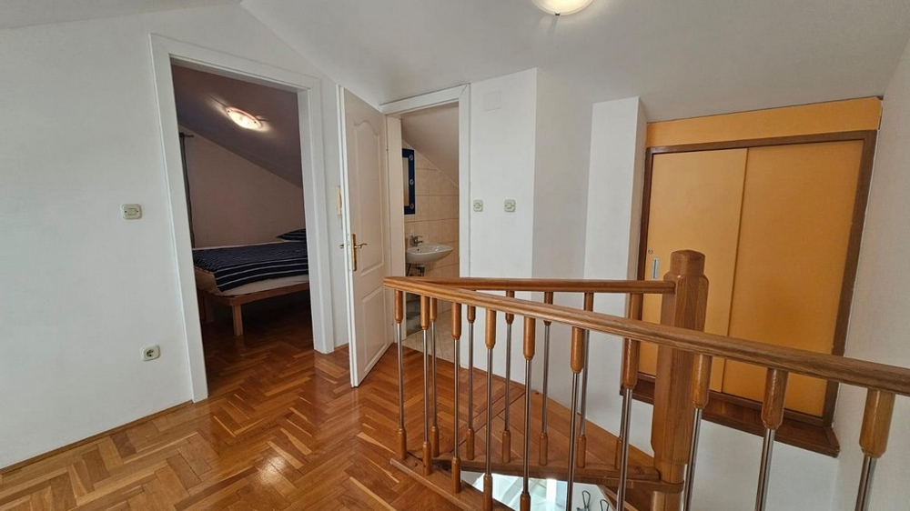 Det finns ytterligare ett rum och en toalett på galleriet.