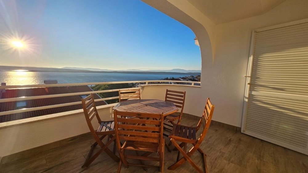 Balkong av fastighet A3511 i Crikvenica, Kroatien.