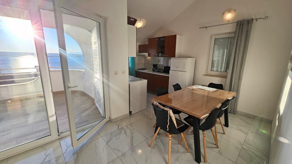 Utsikt över terrassen, matbord och pentry.