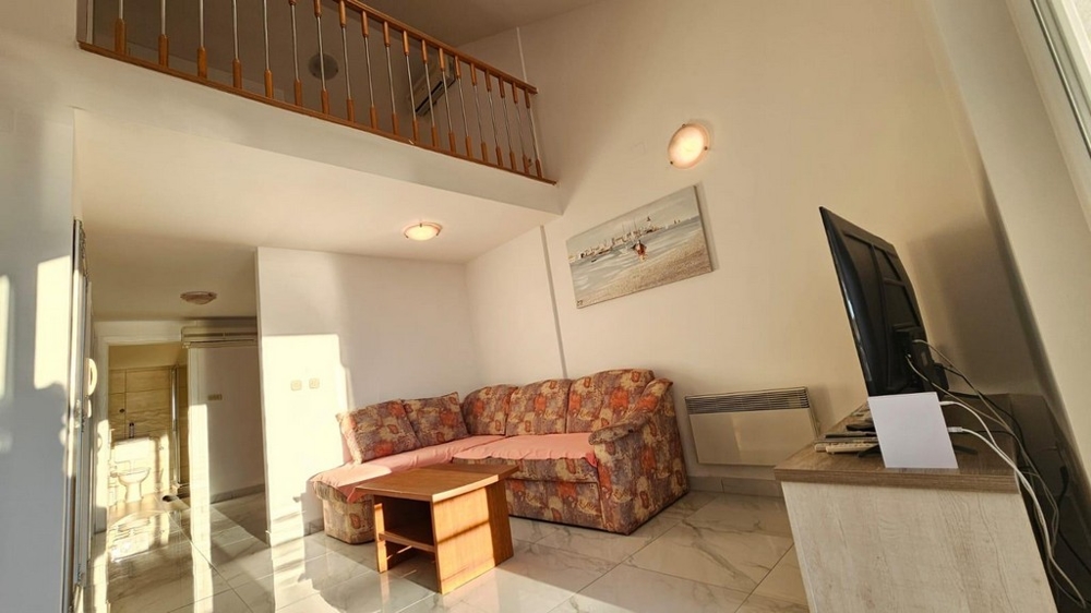 Utsikt från vardagsrummet till galleriet.