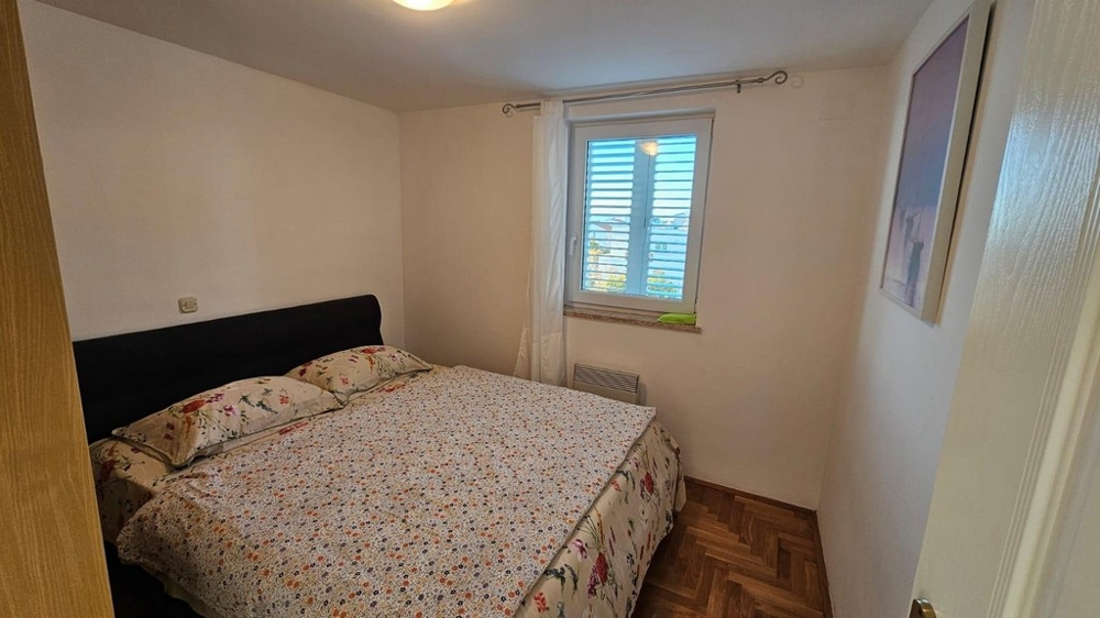 Dubbelsäng i det mysiga sovrummet.