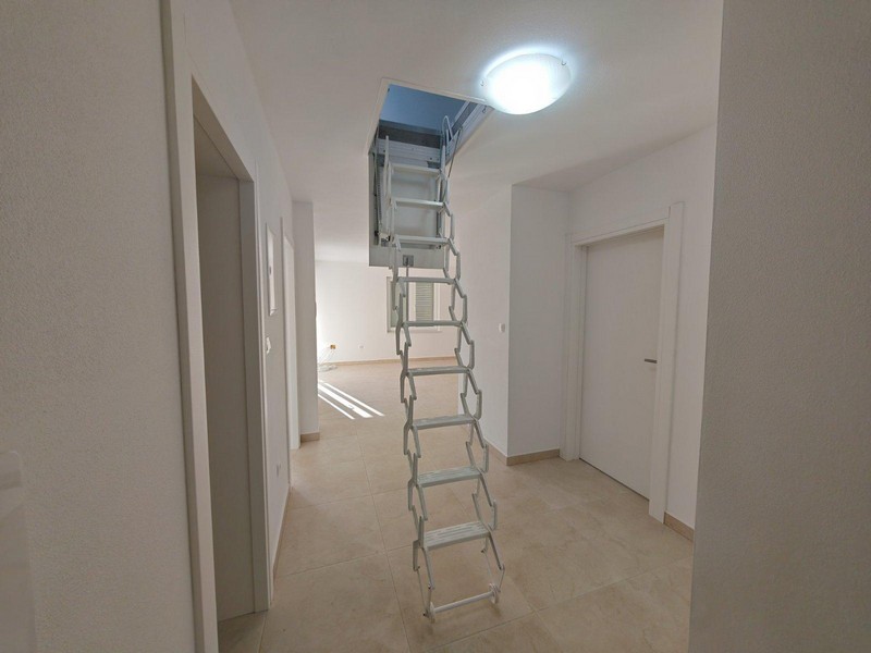 En hjälptrappa leder till vinden på fastighet A3512.