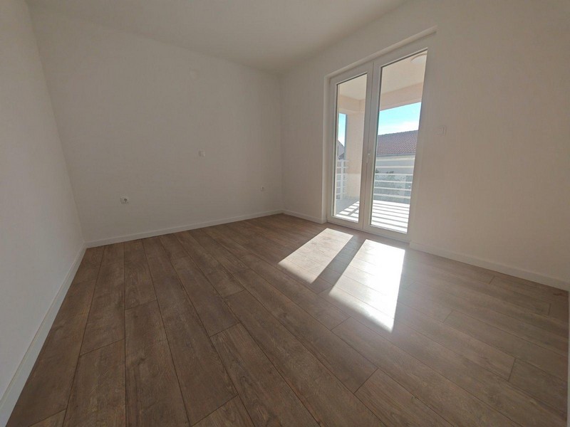 Sovrum med utgång till terrassen.