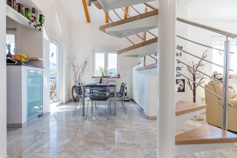 Matplats med glasbord och stolar, trappor i bakgrunden