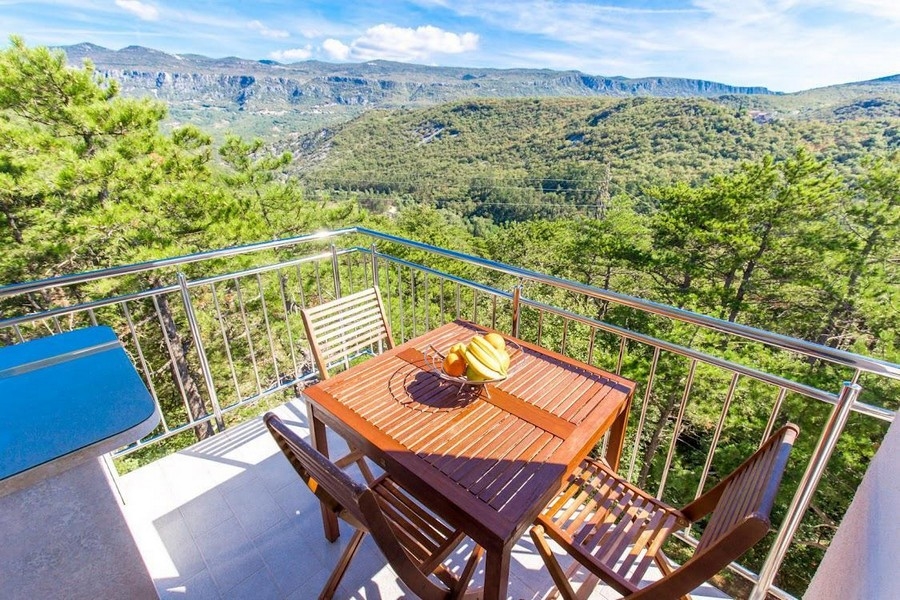 Utsikt över grönskan från balkongen på fastighet A3515 i Crikvenica i Kroatien.