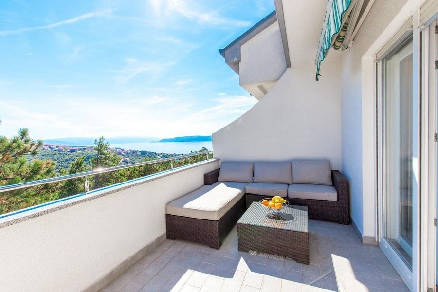 Terrass med sittplatser och havsutsikt