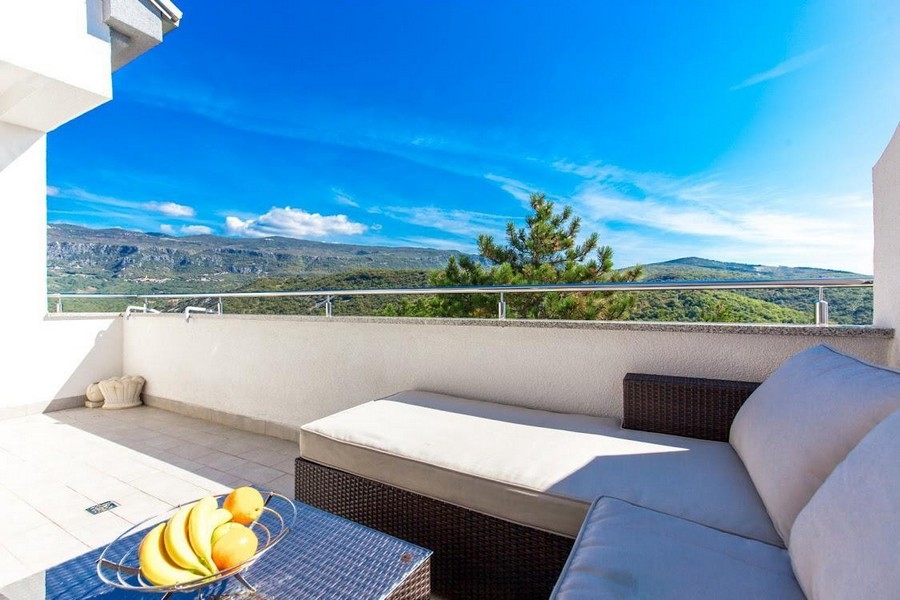 Terrass med sittplatser och havsutsikt