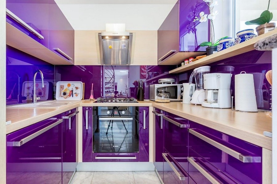 Modernt kök med lila högblanka fronter